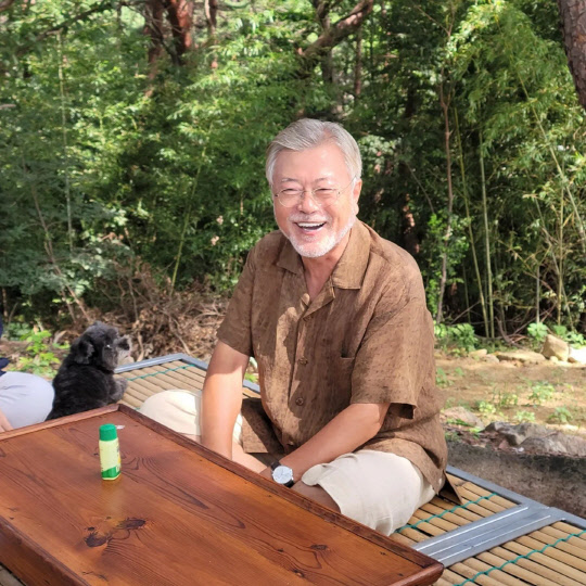 함박 웃음 짓고 있는 문재인 전 대통령. <문재인 SNS>